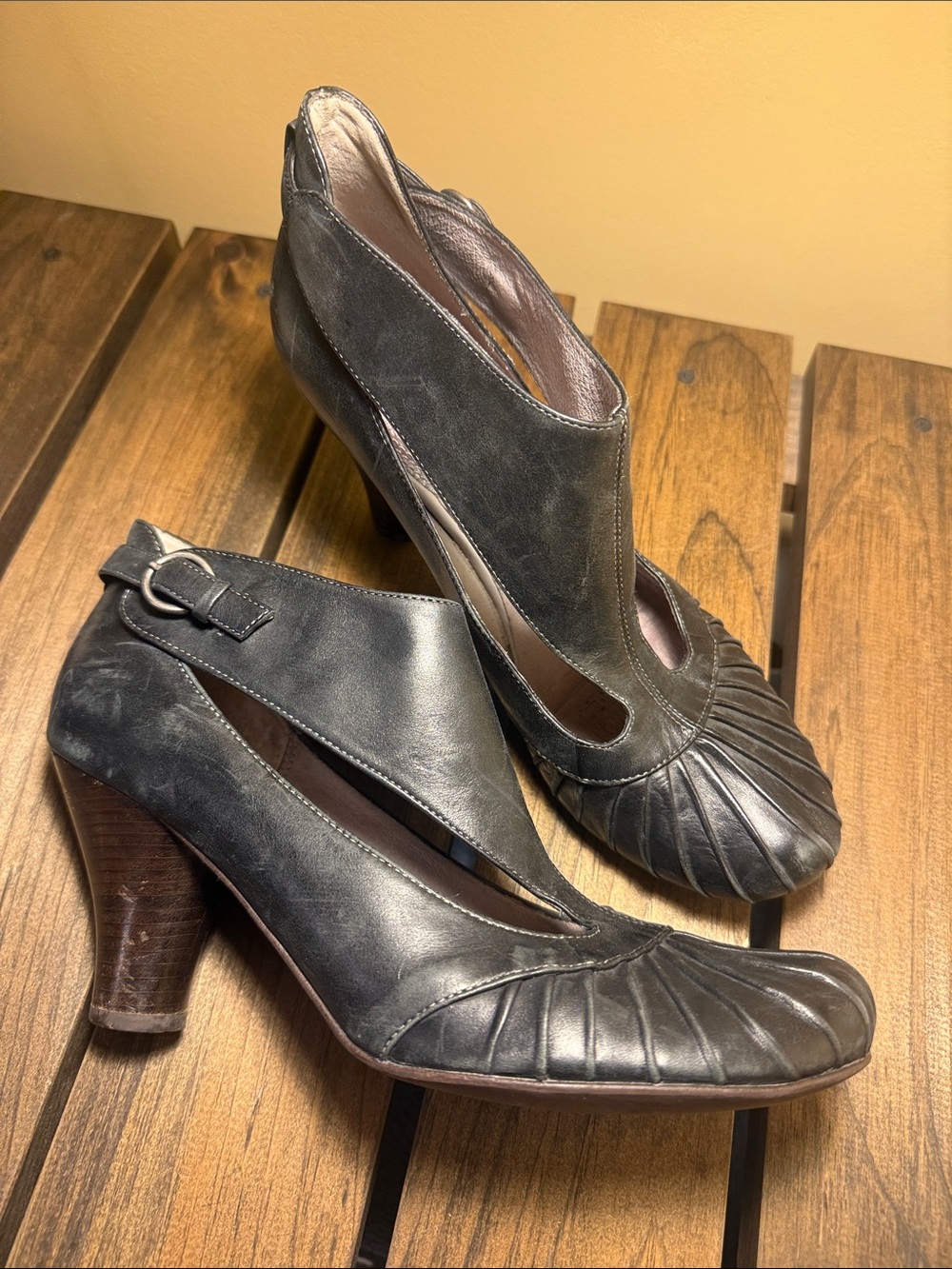 Biviel Black Leather Cutout Pump Heels Sz 41